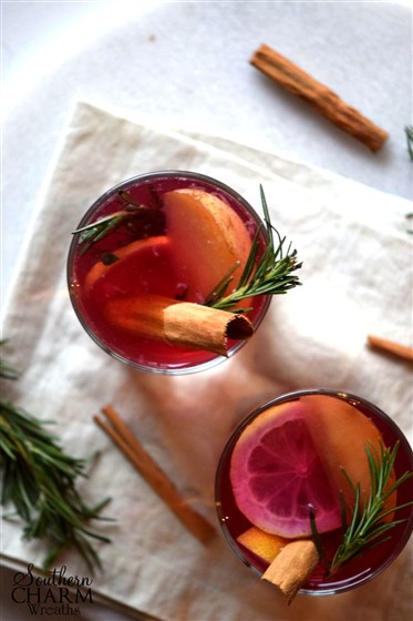 You will not believe the smell in your home from making this yummy autumn mocktail by www.southerncharmwreaths.com/blog