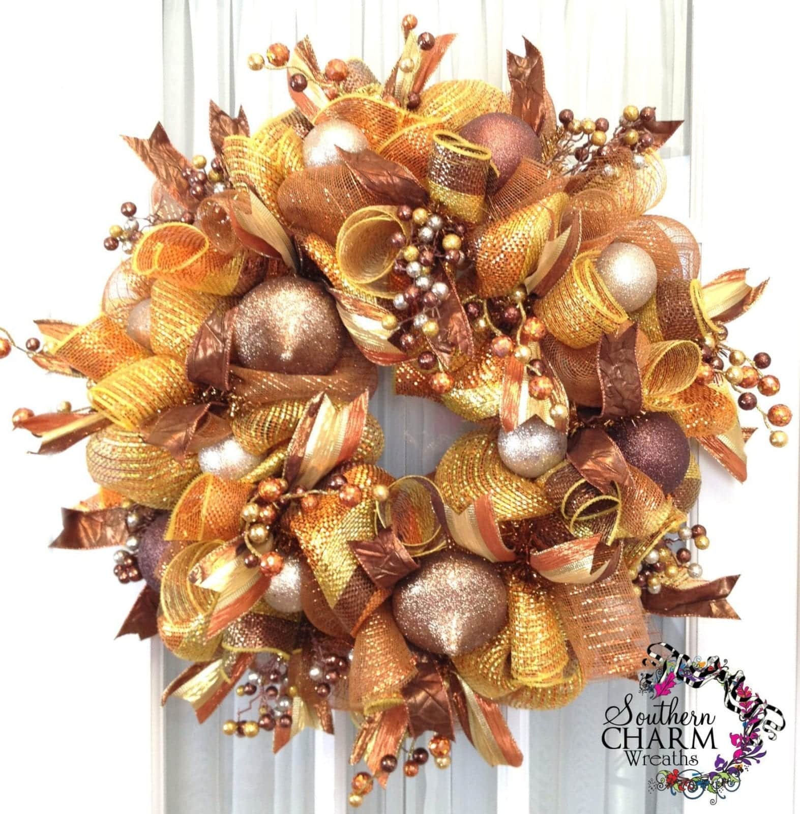 How to make a deco mesh curly loop wreath