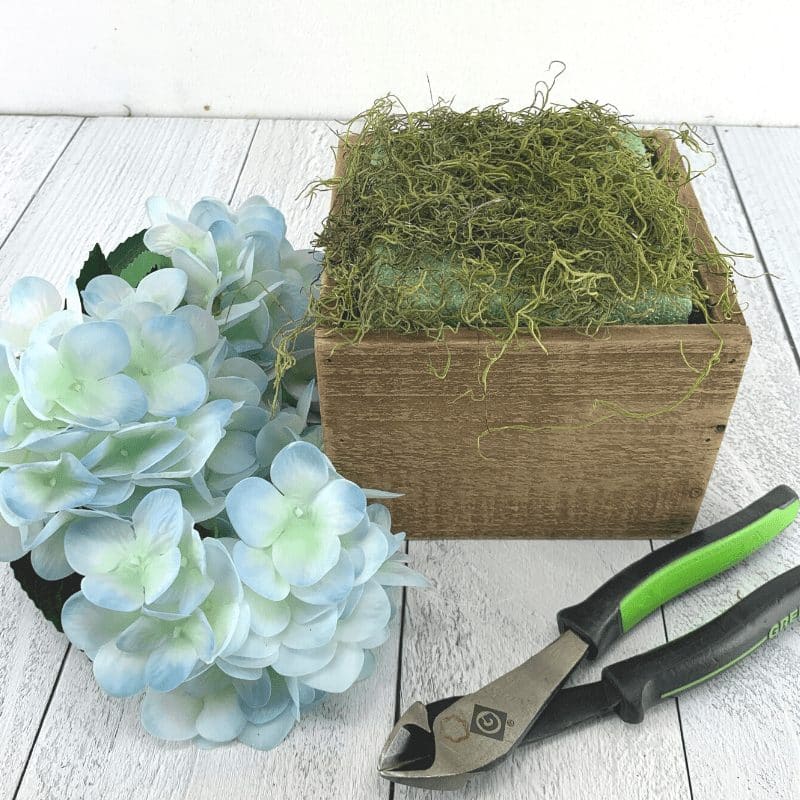 https://southerncharmwreaths.com/wp-content/uploads/2020/05/Blog-How-to-Foam-and-Moss-Containers.jpg