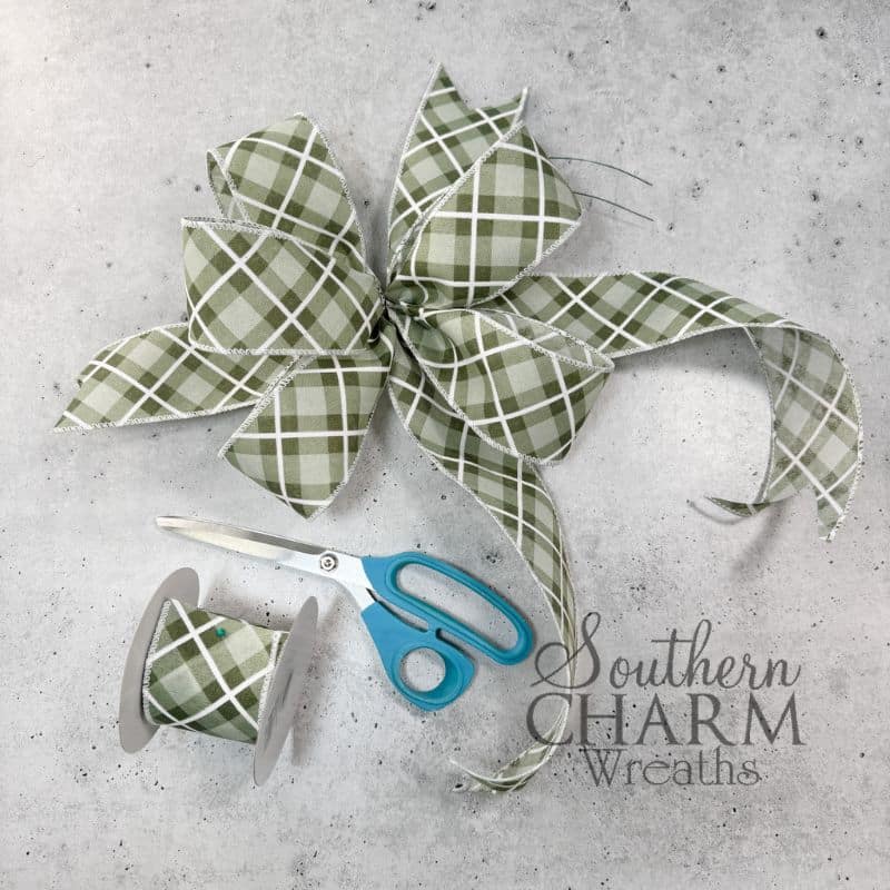 green and white Christmas bow DIY