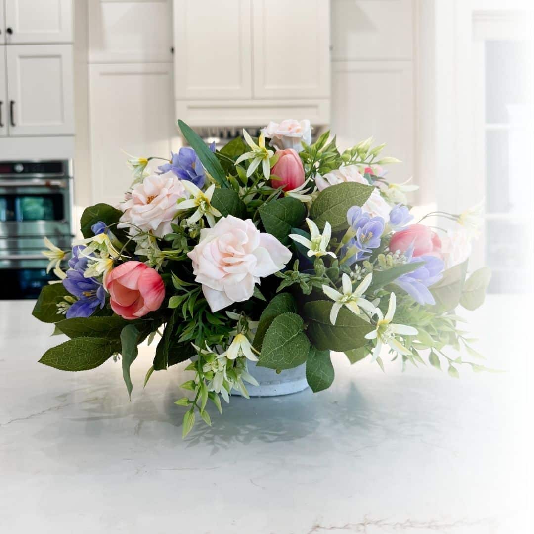 Round arrangement on a kitchen island
