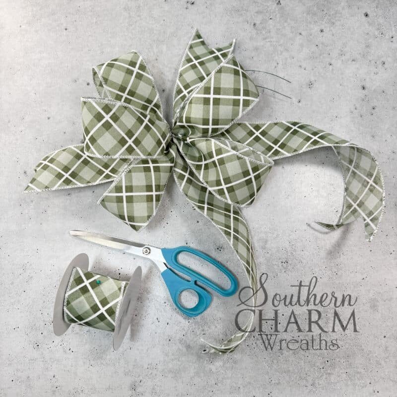 green and white Christmas bow DIY
